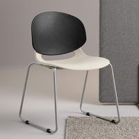 Chaise de formation moderne empilable avec dossier solide, base en traîneau, dossier en plastique et cadre métallique pour salle de classe et auditorium