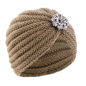 Venta al por mayor de accesorios para el cabello con logotipo personalizado al aire libre cálido acrílico de punto en blanco sombrero de invierno con cuentas joyería gorro turbante para mujer - Product Image 6