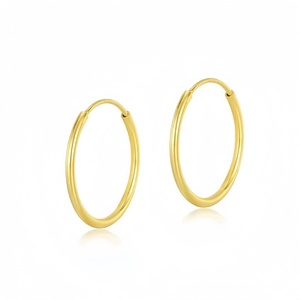 Boucles d'oreilles créoles fines classiques en or 14 carats pour femmes, à porter au quotidien - Product Image 4