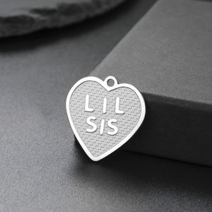 Pendentif Cœur en Acier Inoxydable Plaqué Or Gravé « Petite Sœur » – Cadeau Idéal pour Filles, Breloques pour Colliers et Bracelets - Product Image 4