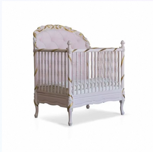 เตียงเด็กอ่อนสีขาวสไตล์โมเดิร์นคลาสสิก พร้อมพนักพิงหุ้มผ้าแบบติดกระดุม และดีไซน์แกะสลักแบบฝรั่งเศส ทำจากไม้สักแท้ สำหรับใช้ในห้องนอนและโรงแรม - Product Image 6