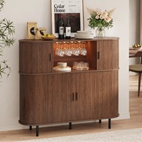 Mueble Bar de Lujo de Madera Acanalado Estilo Mid-Century con Estante para Vinos, Luces RGB, Enchufe y Soporte para Copas para el Hogar