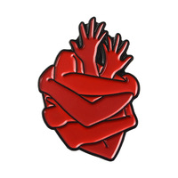 Pinos de esmalte macios personalizados da liga de zinco do coração vermelho no estoque