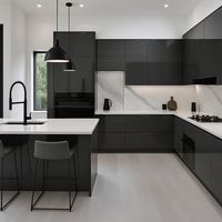 Comptoirs en quartz/marbre artificiel/stratifié, armoires de cuisine modernes avec appareils électroménagers intégrés, évier et robinet.