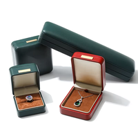 Boîte à bijoux de mariage carrée moderne en cuir PU, gravée avec logo personnalisé, faite à la main, avec fermeture à rabat, service OEM, pour boucles d'oreilles et bagues Pinuo