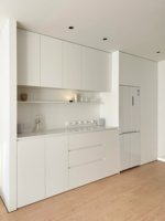 Buffet encastré sur mesure avec réfrigérateur intégré, vitrines en verre trempé et tiroirs dissimulés