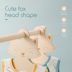 Nouveau design personnalisé cintre pour bébé manteau vêtements peinture à la main Super belle qualité en bois enfants bébé enfants cintres en tissu - Product Image 2