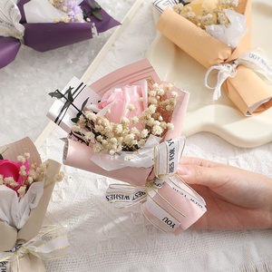 Bouquet <span class=keywords><strong>de</strong></span> mini fleurs séchées en gros : œillets et roses, idéal pour la Saint-Valentin chinoise, Pâques, la remise des diplômes – fait main, imperméable, haute qualité - Product Image 3