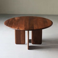 Table à manger ronde en noyer massif de style Mid-Century, avec trois pieds en dalle et piétement croisé, idéale pour studio ou loft