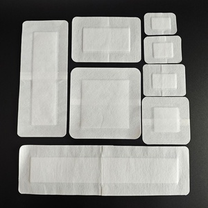 Pansement chirurgical auto-adhésif en tissu non tissé doux avec tampon absorbant non adhérent pour soins post-opératoires - Product Image 1
