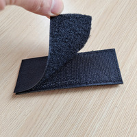 Écusson brodé Chien d'assistance en formation, motif Croix médicale et empreinte de patte, en tissu avec bordure Merrow et Velcro pour gilet