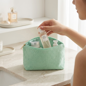 Pochette cosmétique de voyage en tissu éponge jacquard premium avec logo personnalisé, fermeture éclair et motif feuille de palmier en relief, conforme Sedex, GWP Beauty - Product Image 2