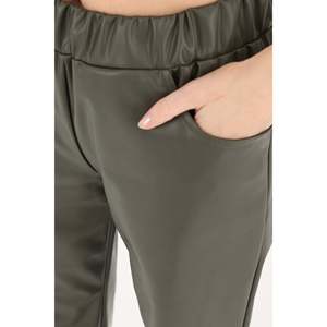 Pantalones de Piel Sintética para Mujer Puane con Cintura Elástica y Detalle de Bolsillo - Cómodos Pantalones de Piel Sintética Color Caqui con Corte Moderno, Modelo - Product Image 5