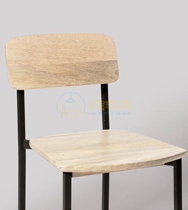 Chaise de salle à manger moderne en bois clair avec structure en métal noir, dossier arrondi, mobilier scandinave minimaliste industriel - Product Image 5
