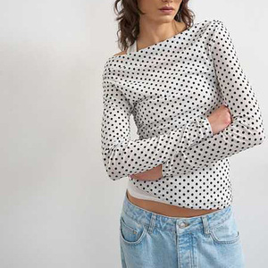 T-shirt Femme Manches Longues en Coton Doux à Col Bateau Imprimé Pois Noirs et Blancs Coupe Ajustée – Vente en Gros Promotionnelle - Product Image 1