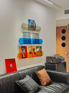 Étagère murale transparente en acrylique moderne italienne pour magazines et livres, rangement simple pour salon et canapé - Product Image 2