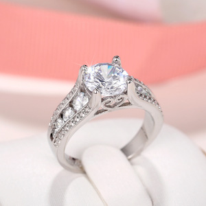 Anillo de Compromiso de Diamantes en Oro Blanco para Mujer F1663, Corte Brillante Redondo, Diamantes Laterales Naturales de Color G - Product Image 4