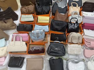 Sacs à main d'occasion de marques variées en gros, sacs à bandoulière, sacs fourre-tout tendance pour femmes, vêtements d'occasion pour femmes, assortiment de sacs pour femmes - Product Image 3
