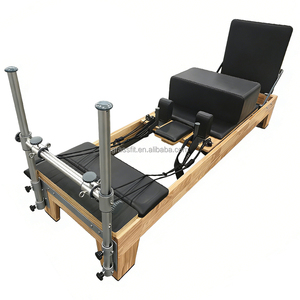 Ensemble de machine de Pilates Reformer en bois de chêne pour studio, avec boîte de siège réglable et planche de saut, noir - Product Image 1