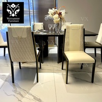 Table à manger moderne de luxe au design royal avec dessus en marbre, faite à la main avec base en acier inoxydable sculptée en creux, meubles de salle à manger