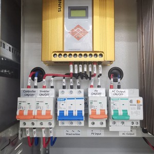 กล่องควบคุมระบบไฮบริดพลังงานแสงอาทิตย์และลม SUN 48V DC AC Output สำหรับใช้ในบ้าน - Product Image 1