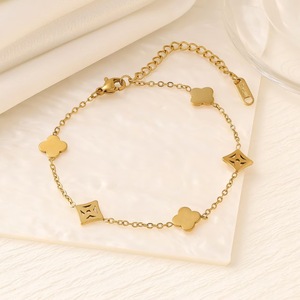 Bracelet pour femme tendance - Acier inoxydable doré avec pendentif cœur, étoile, lune - Bracelet polyvalent et populaire, idéal comme cadeau - Product Image 4