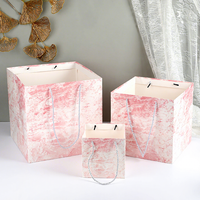 Sacs cadeaux en papier kraft blanc de luxe avec logo personnalisé, impression numérique et poignées en ruban pour l'emballage de boutiques et de commerces de détail
