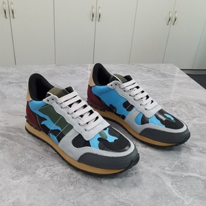 Zapatos Deportivos de Marca de Lujo para Parejas de Diseñadores Nuevos con Diseño de Cinta y Patrones de Grafiti - Zapatos de Patinaje Modernos y Versátiles - Product Image 3