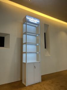 <span class=keywords><strong>Vitrina</strong></span> Cosmética LED de Metal de Lujo, Diseño Estrecho, con Estantes Retroiluminados, Dimensiones y Acabado Personalizables para Exhibición en Tiendas - Product Image 3