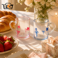Mug à café en verre avec ruban décoratif, poignée ergonomique et rebord coloré, idéal pour le thé glacé, le petit-déjeuner, la cuisine et la table.