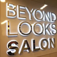 Lettres en relief pour façade de bâtiment commercial avec structure métallique de grande envergure et rétroéclairage LED lumineux