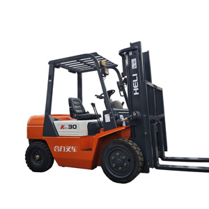 Chariot élévateur HELI 30 d'occasion, 3 tonnes, moteur Isuzu, pneus pleins, pour usage extérieur, déplaceur latéral hydraulique, mât à deux étages, faible nombre d'heures de fonctionnement - Product Image 1