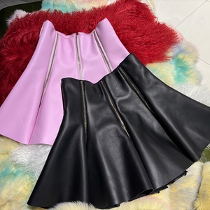 Minigonna a Vita Alta in Vera Pelle Liscia per Donna, con Zip Frontale Asimmetrica e Orlo Svasato - Product Image 3