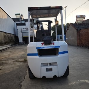 Chariot élévateur GPL d'occasion TCM 3 tonnes avec déplaceur latéral hydraulique et pneus pleins, d'origine japonaise - Product Image 5