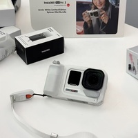 Vente en gros Insta360 Ace Pro 2 Glacier White Play Set, Caméra d'action avec vidéo 8K, écran rabattable de 2,4 pouces, double puce IA, objectif Leica, en vrac