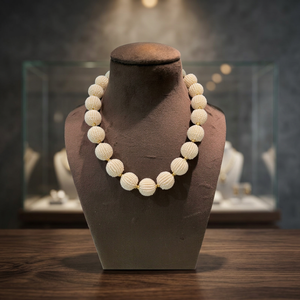 Collier de perles blanches ivoire fait main Sstringz avec accent doré et perles de rocaille, bijou statement pour femme - Product Image 3