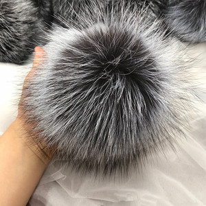 Pompons en fourrure de renard argenté véritable, colorés et moelleux, 15 cm, en gros, pompons en fourrure de raton laveur amovibles pour bonnets et chapeaux - Product Image 1