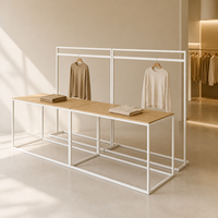 Tables de présentation de vêtements pour la vente au détail avec cadres métalliques ouverts pour pulls pliés, chemises et accessoires de mode
