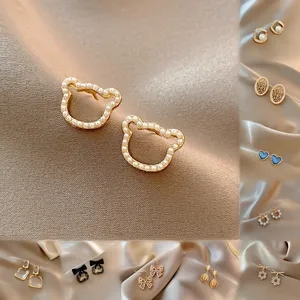 Anting-anting Beruang berlian penuh Korea wanita anting-anting Mini kecil sederhana perhiasan mode desain ceruk
