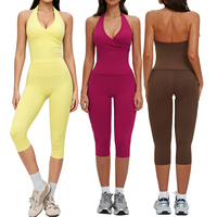 Ensemble de sport deux pièces tendance pour femme : pantalon de gym et débardeur dos nu pour le yoga