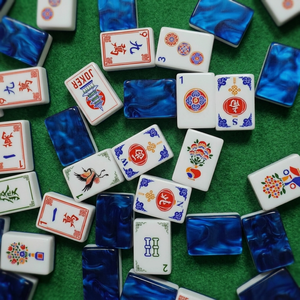 Jeu de tuiles de mahjong en acrylique, tuiles de mahjong bleues marbrées Wild Ones avec tapis pour 4 joueurs, divertissement - Product Image 3