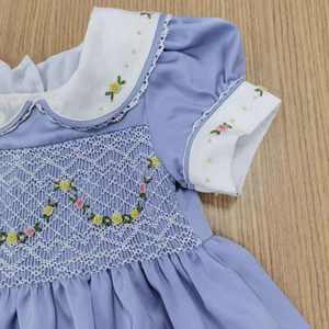 Robes smockées pour enfants et bébés, en soie bleue satinée, col rond, bordure en dentelle, Nouveauté 2022, Vente en gros pour filles - Product Image 6