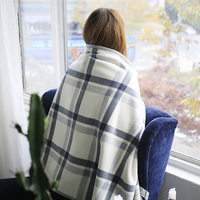 Vente en gros de cape multifonctionnelle japonaise minimaliste à motif quadrillé, couverture polaire pour se tenir au chaud, utilisable toute l'année à la maison
