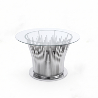 Table d'appoint de luxe à plateau rond en verre, avec pieds à rayures verticales et base en acier inoxydable, pour mariages et banquets
