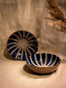 Bol décoratif en céramique de grès cuite à haute température, motif rayé bleu indigo, finition craquelée, compatible four et micro-ondes, fait main, style culture tribal - Product Image 2