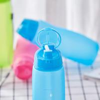 Bouteille d'eau de sport en plastique givré coloré avec bouchon rabattable anti-fuite de 6*6*22,5 cm 550 ml pour la salle de sport