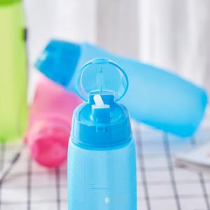 Bouteille d'<span class=keywords><strong>eau</strong></span> de sport en plastique givré coloré avec bouchon rabattable anti-fuite de 6*6*22,5 cm 550 ml pour la salle de sport - Product Image 3