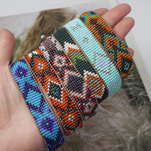 Pulsera de cuentas hecha a mano con degradado geométrico de estilo bohemio con diseño tejido colorido - Product Image 2