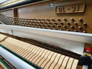 Piano droit 88 touches lestées, style classique, noir, à poser au sol, caisse en bois massif - Product Image 6