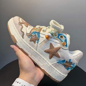 2025 nuevo producto "Qingming Shanghe Tu" zapatos de plataforma versátiles con bordado de estilo estrella para hombres y mujeres (zapatos de pareja) - Product Image 4